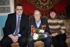 Ю. А. Василевский, Г. Н. Филатова с юбиляром А. С. Василевским
