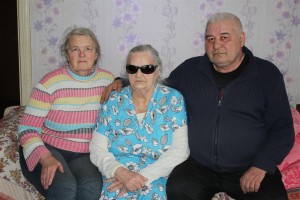 удзельніца Вялікай Айчыннай вайны Хрысціння Маісееўна Іванова з сынам Кірылам і нявесткай Ірынай