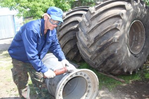 шліфоўку колавага дыска праводзіць слесар Дзяніс Маслаў