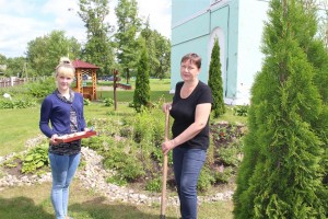 супрацоўнікі ТЦСАН Алена Лабуць і Анастасія Якушава займаюцца азеляненнем тэрыторыі