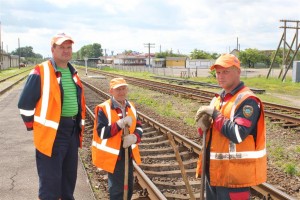 манцёры Варапаеўскай дыстанцыі пуці Казімір Кадушкевіч, Андрэй Аніська і Віталій Мішута, якія разам з іншымі прадстаўнікамі брыгады рамантавалі пешаходны пераход на чыгунцы