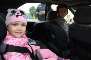 Сел в машину - пристегнись: домой из детского сада трёхлетняя Алина едет в детском автокресле