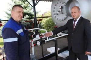 Галоўны інжынер Канстанцін Матэленак (справа) і кладаўшчык Андрэй Юдыцкі