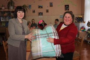 И. М. Шинкевич вручает подарок Н. И. Ивановой