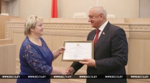 Падзякай старшыні Савета Рэспублікі Нацыянальнага сходу Рэспублікі Беларусь Міхаіла Мясніковіча ўзнагароджана дырэктар Лужкаўскай сярэдняй школы Ларыса Гараніна