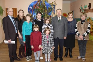 Удзельнікі акцыі “Нашы дзеці” разам з кіраўніцтвам і выхаванцамі сацыяльна-педагагічнага Цэнтра