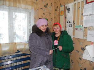 Старшыня райкама прафсаюза работнікаў АПК Таццяна Альшэўская ўзнагароджвае Людмілу Хаданёнак