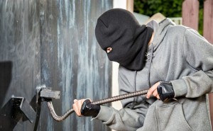 cambrioleur-fotolia-Sergey-Lavrentev-768x473