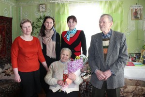 юбілярка з мужам Міхаілам Мацвеевічам і супрацоўнікамі Полаўскага лясніцтва, у калектыве якога яна адпрацавала 36 год